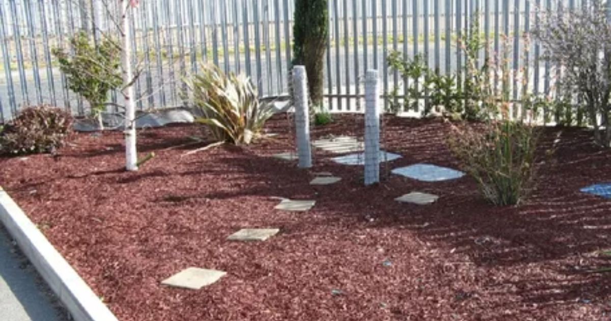 How To Keep Mulch In Place Without Edging?