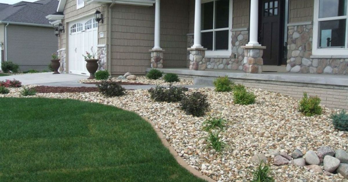 What Color Mulch Looks Best With Grey House?